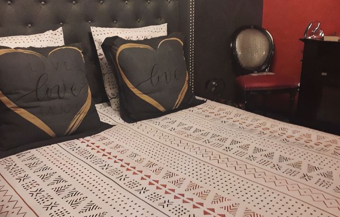 LOVE ROOM Red and black