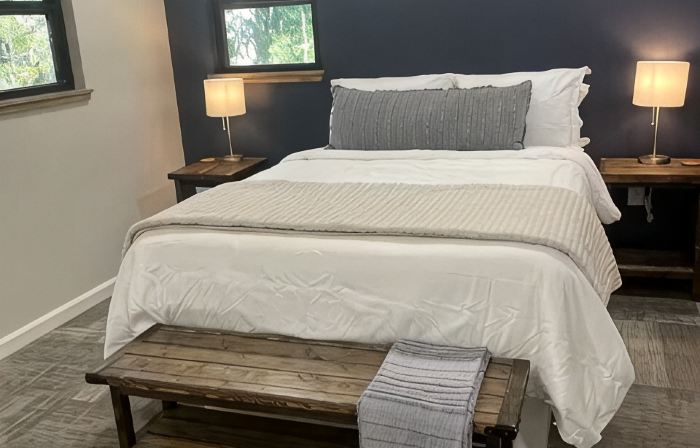 Quiet, Creekside Home with Rain Spa Shower, Unplug & Relax
