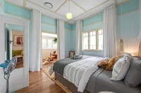 A Colourful Life! 4Bed/2.5Bath/1Car ~ Queenslander - 4-Star