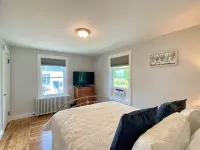 ~2.5mi to Beaches & Downtown Newport - Private Apartment - Condos