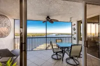 Large Condo on Fort Myers Beach with Beautiful Water Views!All New Amenities - ジャグジー