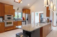 Rum& Little Barron Villa: Your North Side Haven-Beach, Ocean, Garden Views!