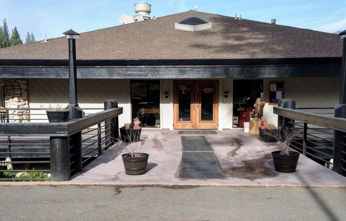 Plumas Pines Golf Resort. Updated Condo on the 4th Fairway. EV Charger on Site.
