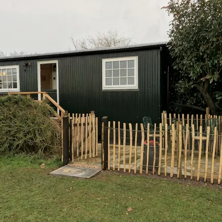 SHEPHERD'S HUT (DELUXE Beautiful 1 bedroom, with patio, ideal for couples. Отели в г. Фордингбридж