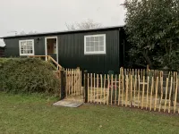 SHEPHERD'S HUT (DELUXE Beautiful 1 bedroom, with patio, ideal for couples.