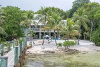BEACHFRONT POOL HOME - Boutique