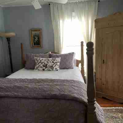 Private & Spacious Five Room Suite..Steps To Bay Beach and walk to Village. Rooms