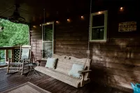 Riverfront cabin on Chauga River "Boarhogs  Place"