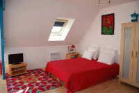 Studio in house bordering the water, exceptional view over the harbour entrance - 民宿