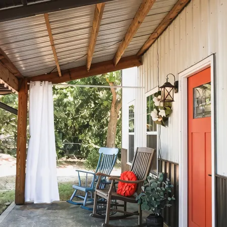 A fun & happy guesthouse with a loft!  Located 15 min. from Erskine College.