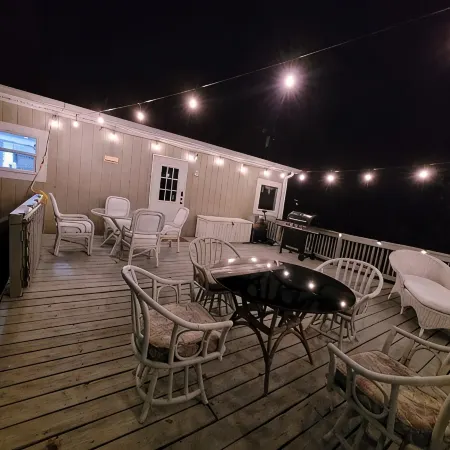 Relaxing newly-renovated 3/2 lakeside retreat with private dock