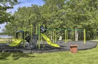 Pocono Lake Chalet w/Hot Tub, Pool Table, & Fire Pit. Pet friendly! - Hytter