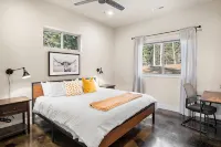 Forested Oasis for the Whole Family- Pet Friendly! Game Room, Hot tub and more! - 샬레 호텔