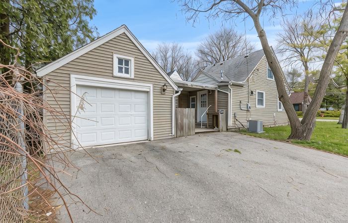East Lansing 2Br Steps from MSU — Private Patio