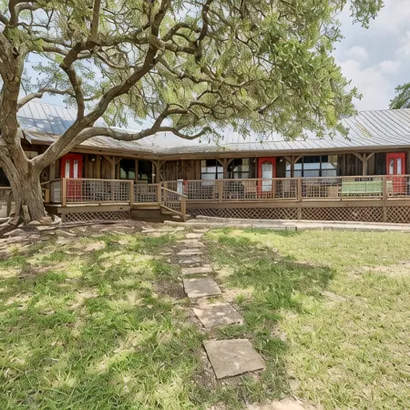 Whitetail Oaks - Rustic Charm Meets Fun! Private Pool & Pickleball on 34 Acres