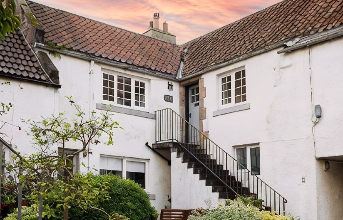 6 the Maltings, Stunning 1st Floor Apartment in Fishing Village Crail.