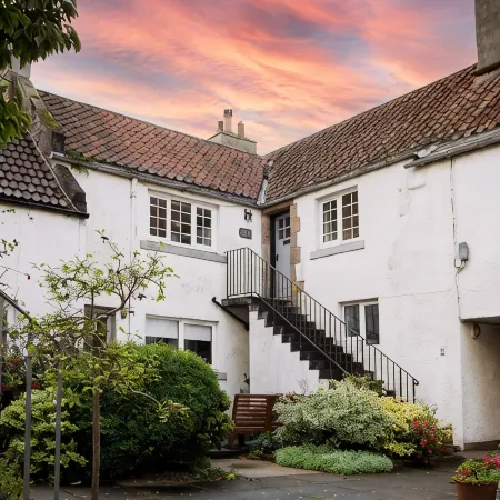 6 the Maltings, Stunning 1st Floor Apartment in Fishing Village Crail. Отели в г. Крейл