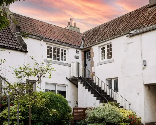 6 the Maltings, Stunning 1st Floor Apartment in Fishing Village Crail. Hotels in Crail