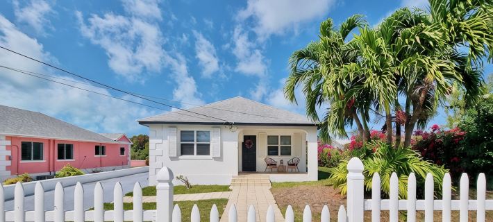 "Steps Away" 3-Bedroom with Free 6 Seater Golf Cart, Kayak & Paddle Board. Hotels in Spanish Wells