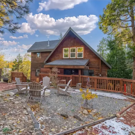 Cozy Cabin Retreat w/Hot Tub+Fire Pit+ AC+Games+EV+BBQ