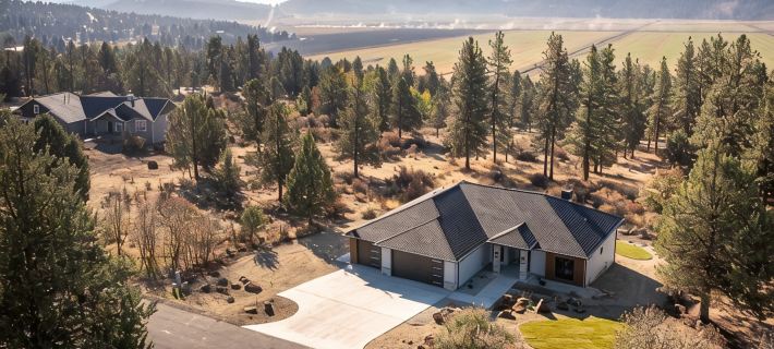 Modern family home with game room, at the Runnning Y Resort. Hotels in Klamath County
