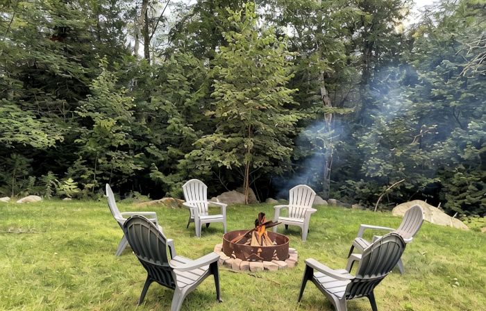 Cozy Log Home across from Phillips Lake-Four Season Fun