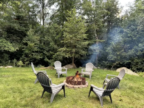 Cozy Log Home across from Phillips Lake-Four Season Fun