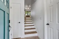 Beautifully Remodeled Townhouse Steps from the Shore – Pool & Garage Included