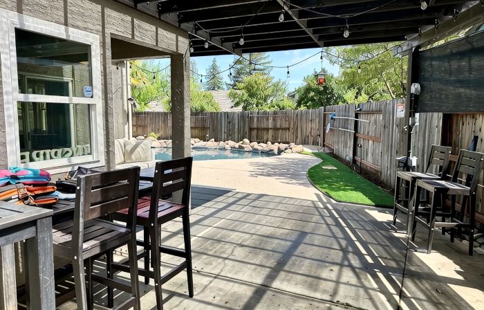 Spacious 4 Br Home, with Fireplace, Wet Bar, Pool, & Indoor Jacuzzi Tub.