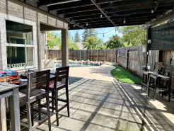 Spacious 4 Br Home, with Fireplace, Wet Bar, Pool, & Indoor Jacuzzi Tub.