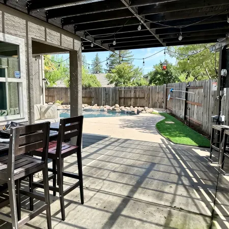Spacious 4 Br Home, with Fireplace, Wet Bar, Pool, & Indoor Jacuzzi Tub.