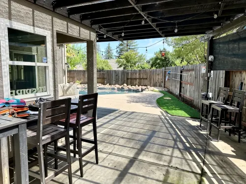 Spacious 4 Br Home, with Fireplace, Wet Bar, Pool, & Indoor Jacuzzi Tub.