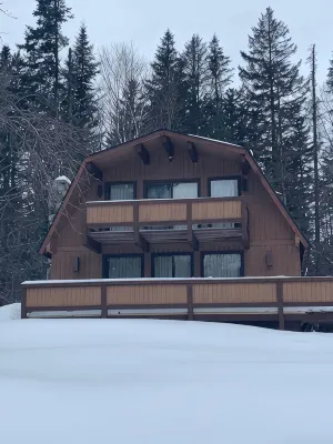 Charming Family Ski Chalet Less Than 5 minutes Drive to Okemo/Jackson Gore - Wifi