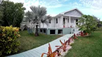Nice Wooden House, a few steps from the beach - sleeps 6 - Strategic location - 3-Star