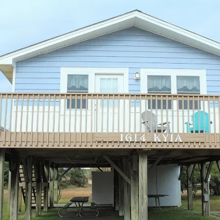 Deacon on Dolphin! Quaint 3rd Row Beach House with Ocean Views!
