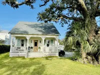 Acadian cottage 1 minute walk to beach, 5 minutes to Old Town BSL! Best location - 3성급