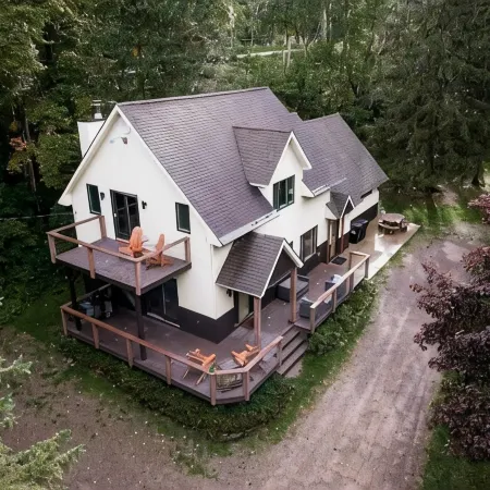 Walk to HoliMont! Cozy Creekside Haven in Downtown Ellicottville
