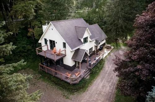 Walk to HoliMont! Cozy Creekside Haven in Downtown Ellicottville - Homestays