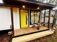 THE GREENROOM, FUNKY music themed tiny home, walking distance to downtown! 보스크 카운티 호텔