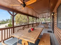 Comfy, Cozy Cabin in the Mountains with a large front porch. Pet-Friendly! 헤버 호텔
