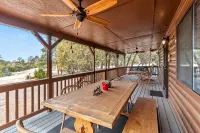 Comfy, Cozy Cabin in the Mountains with a large front porch. Pet-Friendly!
