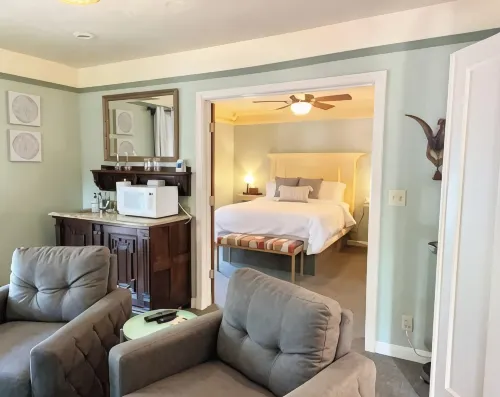 #7 Jacuzzi tub-Balcony- Historic Downtown suite