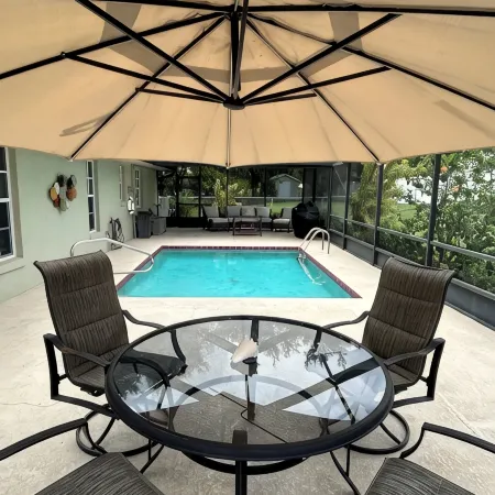 Spacious Family friendly home across from Lake Jackson, near downtown Sebring.