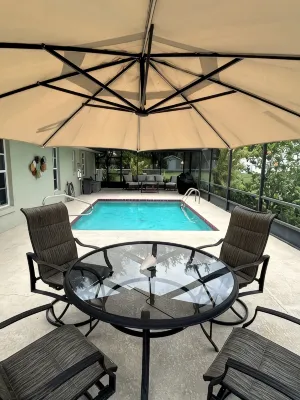 Spacious Family friendly home across from Lake Jackson, near downtown Sebring.