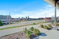 Free Parking and Gym - Loft Near Wells Fargo Arena Downtown - Stocked Kitchen