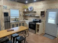 NEW, The Homestead Cabin, close to town, 2 bedroom with bunks, Huge Porch - 3-Star