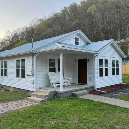 3 bedroom home quiet neighborhood close to trails