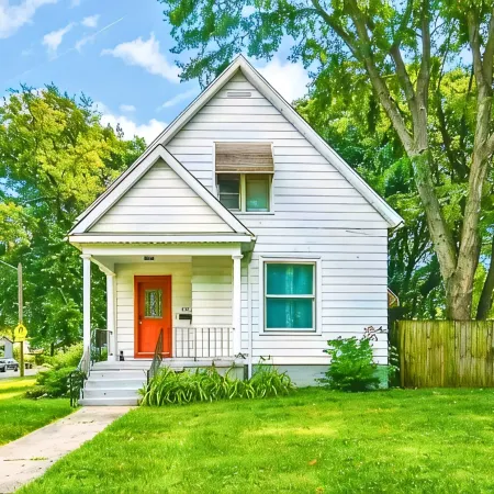 Historic Bungalow: For Groups & Families Sleeps 11