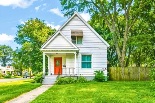Historic Bungalow: For Groups & Families Sleeps 11
