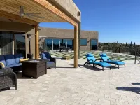 Beautiful oasis with 40' negative edge pool, swim up bar, hiking in Super. Mtns.